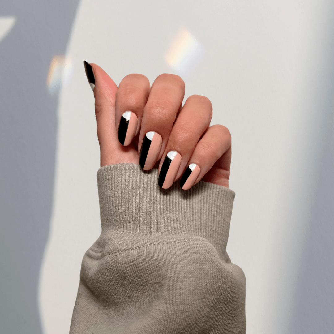 nagelstickers op handmodel in kleurem zwart, roze en wit