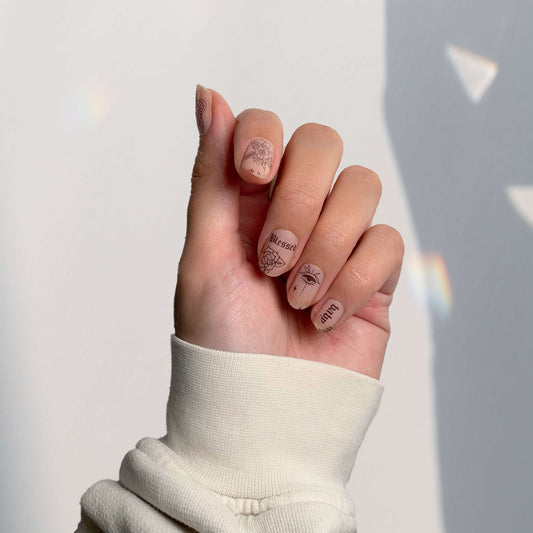 The Lazy Mani nail stickers LA Nude on handmodel